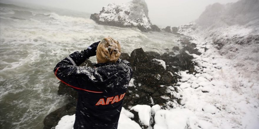 Karadeniz'de kuru yük gemisinin batması sonucu kaybolan 3 kişiyi arama çalışmaları sürüyor