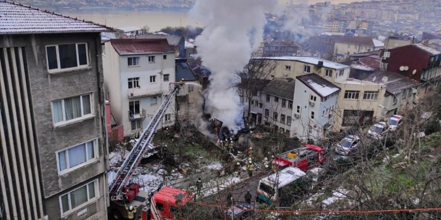 Beyoğlu'nda 3 katlı metruk binada çıkan yangın söndürüldü