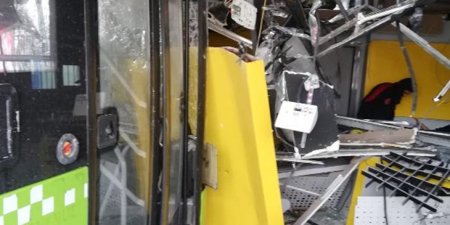 Adana’da belediye otobüsü PTT şubesine daldı