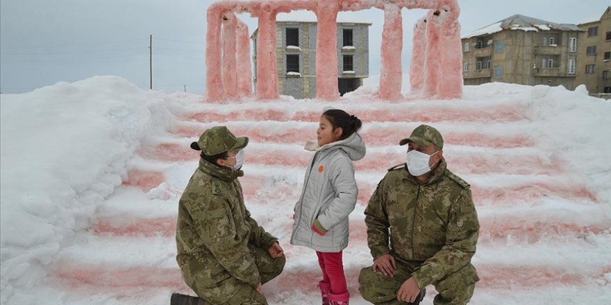 Milli Savunma Bakanı Akar, Anıtkabiri görmek isteyen Hakkarili aileyi Ankara'ya davet etti