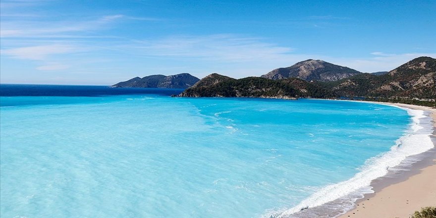 Fethiye'de rengi turkuaza dönen deniz görenleri şaşırttı