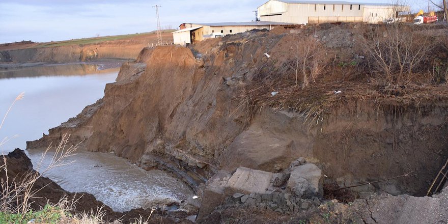 Tekirdağ'da şiddetli yağış nedeniyle köprü yıkıldı