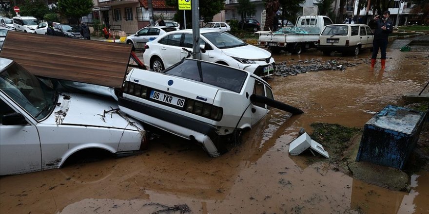 İzmir'de şiddetli yağışın yol açtığı zarar büyüyor