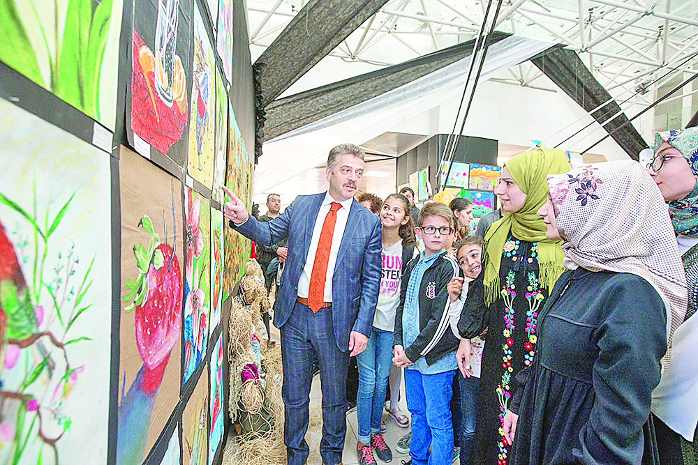 Bilgi Evleri kursiyerlerinden resim ve ebru sanatı sergisi