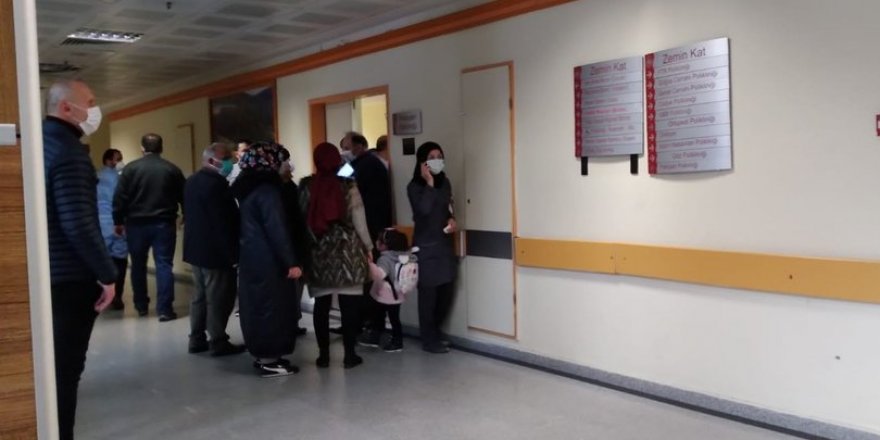 Hastanede sıranın kendisine gelmemesine sinirlenen hasta doktoru orakla yaraladı
