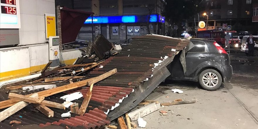 İstanbul'da fırtına hayatı olumsuz etkiledi
