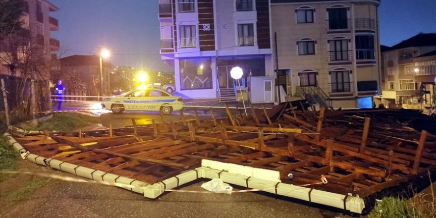 Kocaeli'de şiddetli rüzgar nedeniyle apartmanın çatısı uçtu
