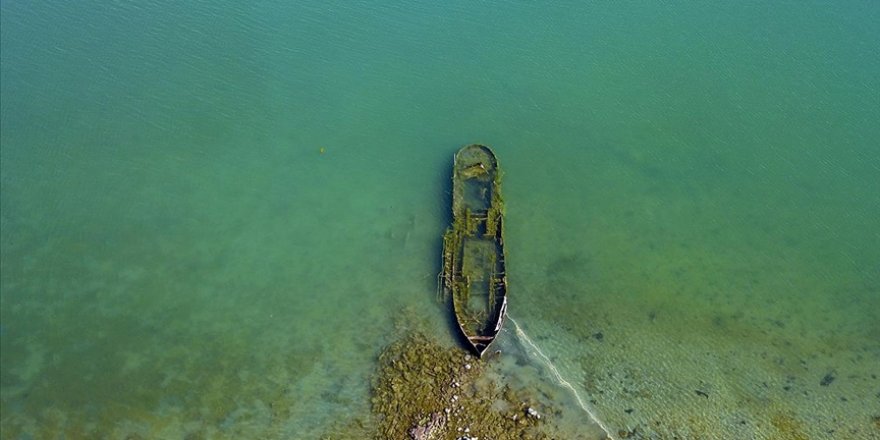 Van Gölü'nün çekilmesiyle batık gemi kalıntıları ortaya çıktı