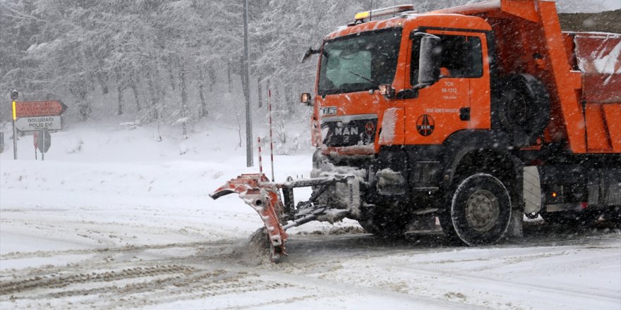 Bolu Dağı'nda yoğun kar yağışı etkili oluyor