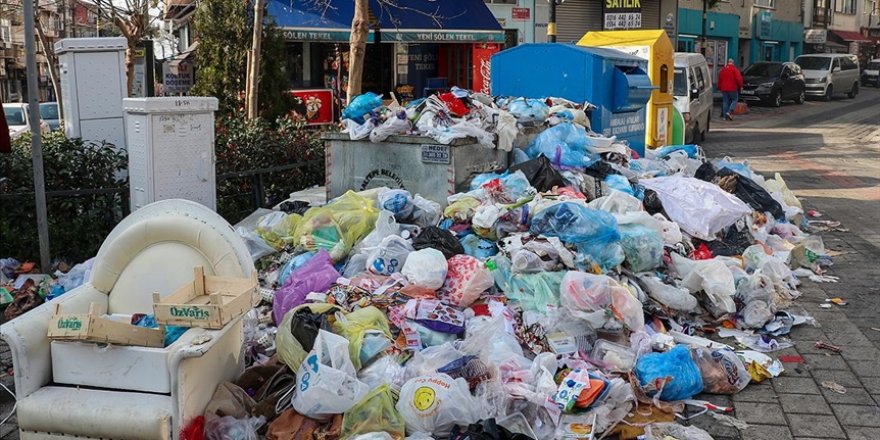 Maltepe Belediyesi işçilerinin grevi nedeniyle sokaklardaki çöpler 5 gündür toplanmıyor