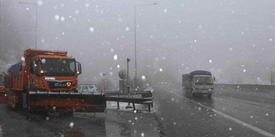 Bolu Dağı'nda kar, tipi ve sis etkili oluyor