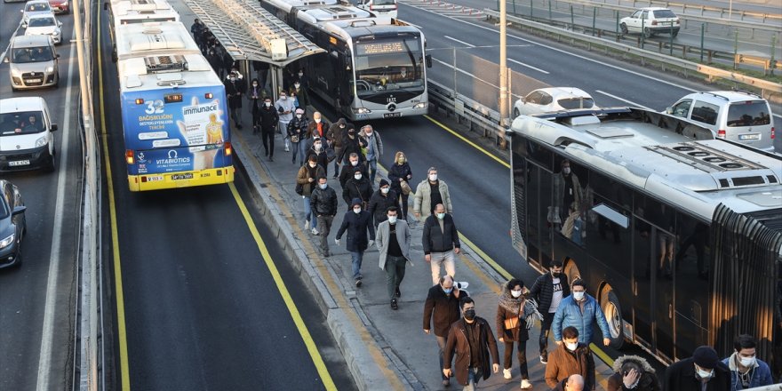 Sokağa çıkma kısıtlamasının sona ermesiyle trafik yoğunluğu arttı