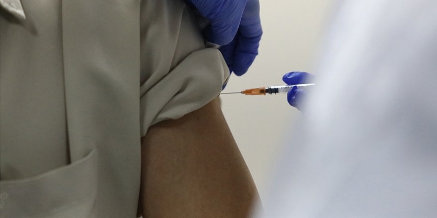 Irak'ta ilk Kovid-19 aşısı yapıldı