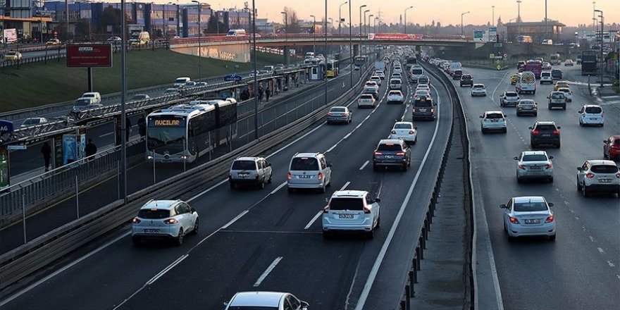 İstanbul'da hafta trafik yoğunluğuyla başladı
