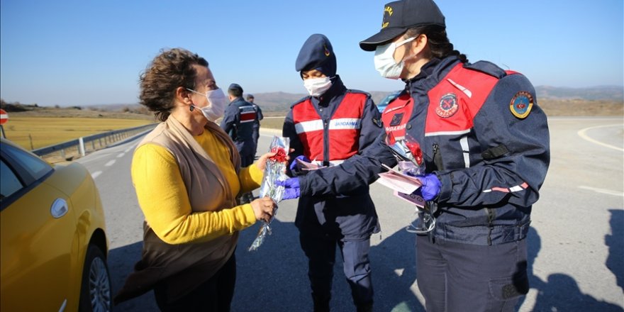 Kırklareli'nde kadın astsubaylar yol denetiminde kadın sürücülere karanfil hediye etti
