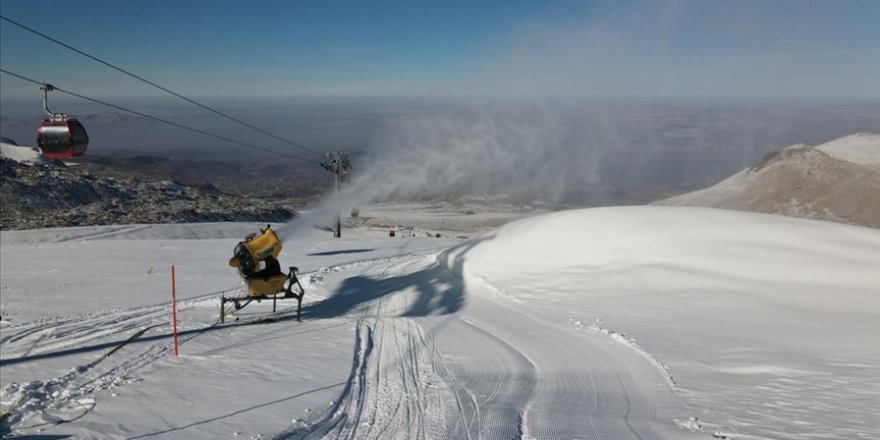 Kayak heyecanı bu sezon üretilen 540 bin metreküp suni kar ile renklendi