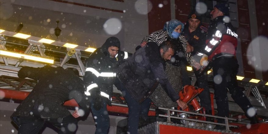 Kars'ta 6 katlı binada çıkan yangında 41 kişi hastaneye kaldırıldı