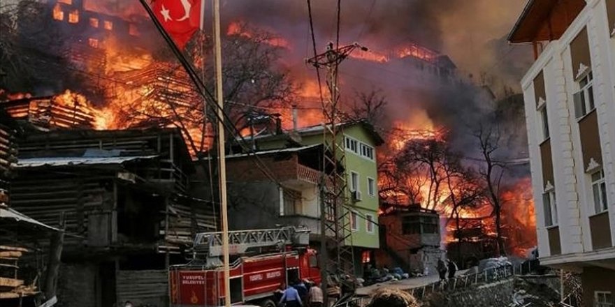 Artvin'de bir köyde çok sayıda eve sıçrayan yangına müdahale ediliyor