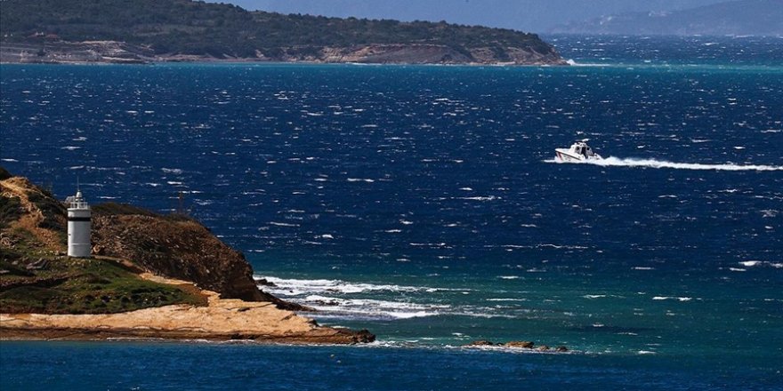 İzmir'in Çeşme ilçesi açıklarında lastik botun batması sonucu 3 sığınmacı öldü