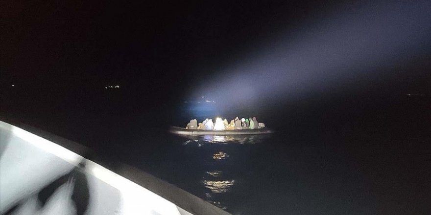 İzmir'de Türk kara sularına itilen 22 sığınmacı kurtarıldı