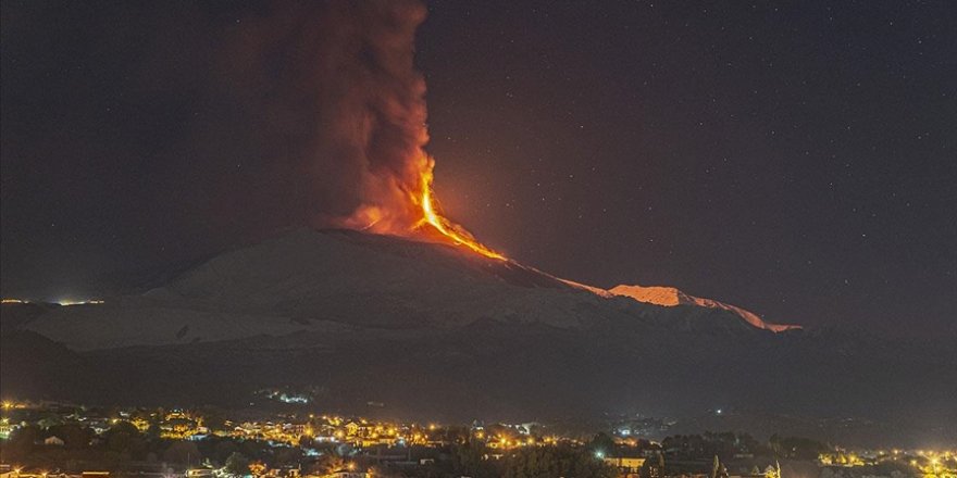 Etna Yanardağı ateş saçıyor