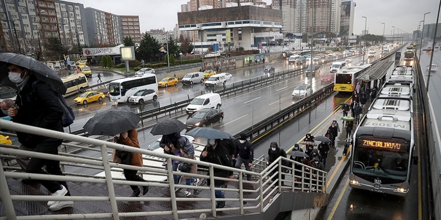 İstanbul'da sağanak etkisiyle trafik yoğunluğu arttı