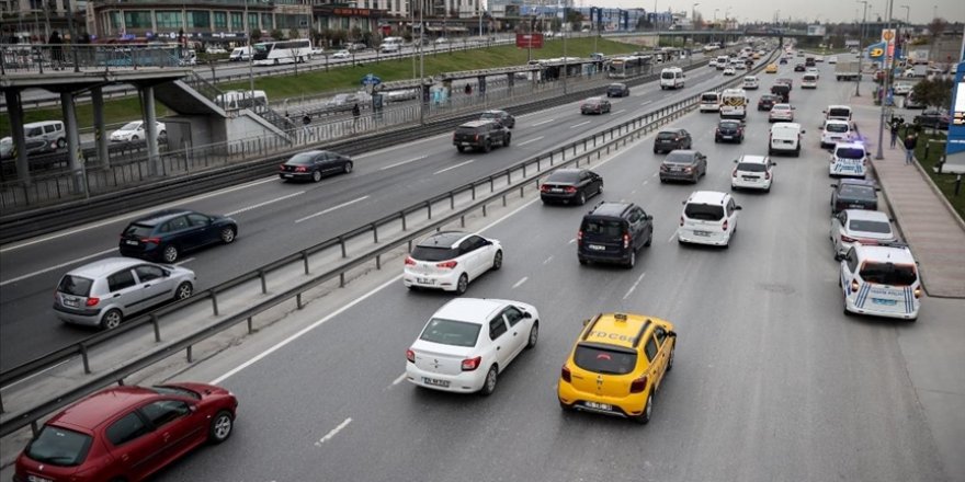 İstanbul'da sokağa çıkma kısıtlamasının sona ermesiyle trafik yoğunluğu arttı