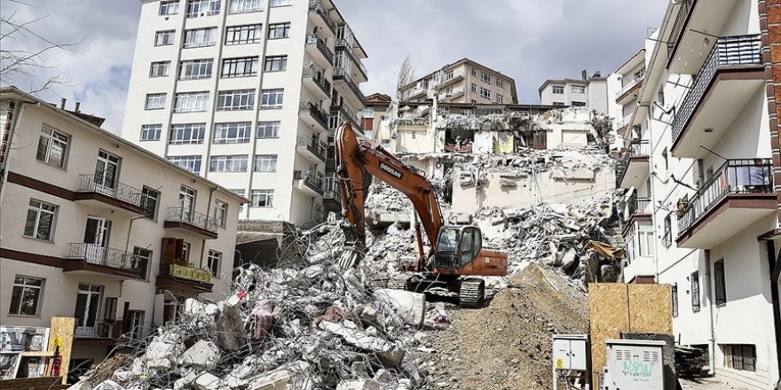 Ankara'da çökme riski bulunan apartmanın etrafındaki binalarda tahliye çalışmaları sürüyor