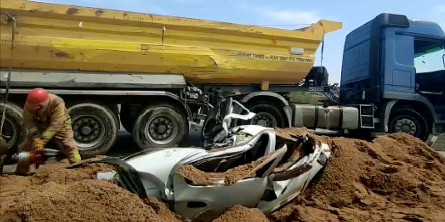 Üzerine kum yüklü kamyon devrilen otomobilin içindeki sürücü hayatını kaybetti