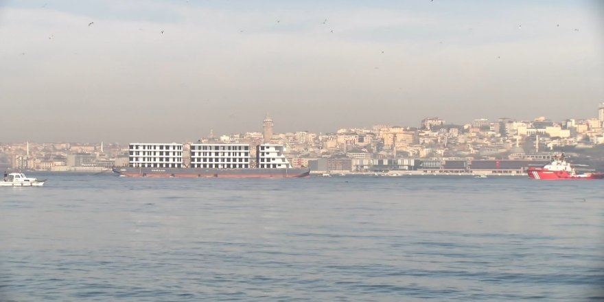 İstanbul Boğazı'ndan 'apartman' geçti
