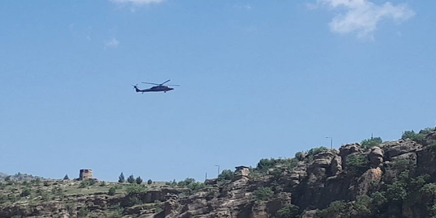 Sınırın sıfır noktasında uçak ve helikopter hareketliliği