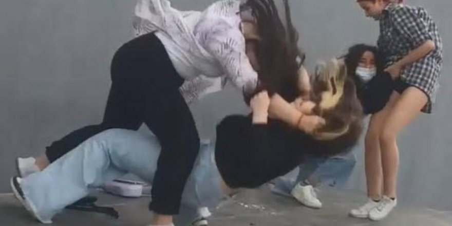 Fenomen olmak kendilerinden küçük kızları dövdüler