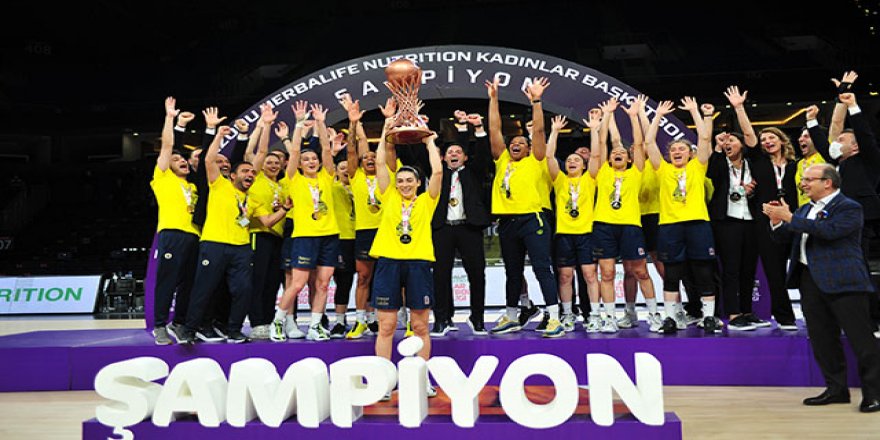 Fenerbahçe Öznur Kablo şampiyonluk kupasını kaldırdı