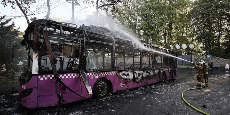 Sarıyer'de park halindeki otobüs alev alev yandı