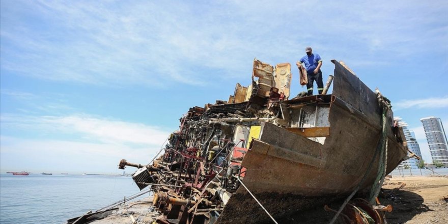 Zeytinburnu'nda söküm çalışmaları yapılan geminin denizdeki son parçası da çıkarıldı