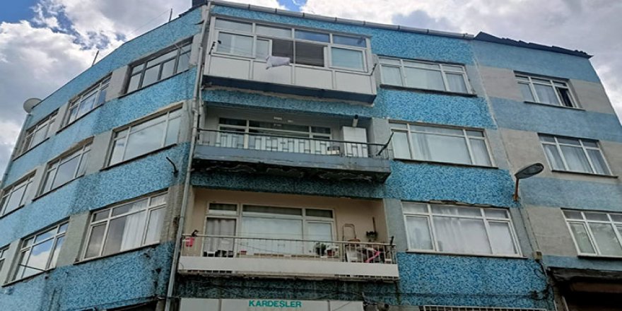 Fatih'te çatlaklar oluşan bina boşaltıldı