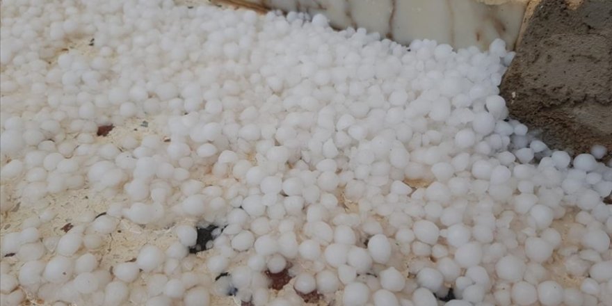 Erzincan dolu yağışıyla beyaza büründü