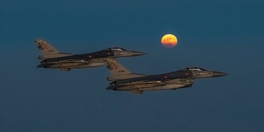 Süper Ay, Türk savaş uçakları ile güzel bir görüntü oluşturdu
