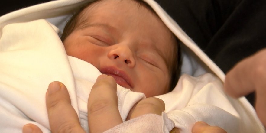 Anne karnında savaştı; doktorların 'mucize' bebeği...