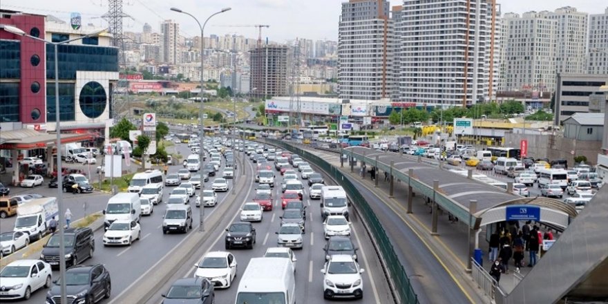 İstanbul haftanın ilk iş gününe yoğun trafikle başladı