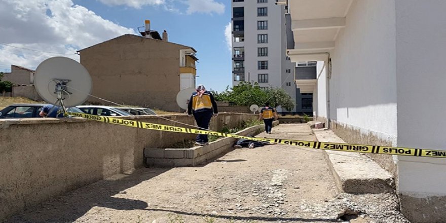 Balkondan düşüp, hayatını kaybetti