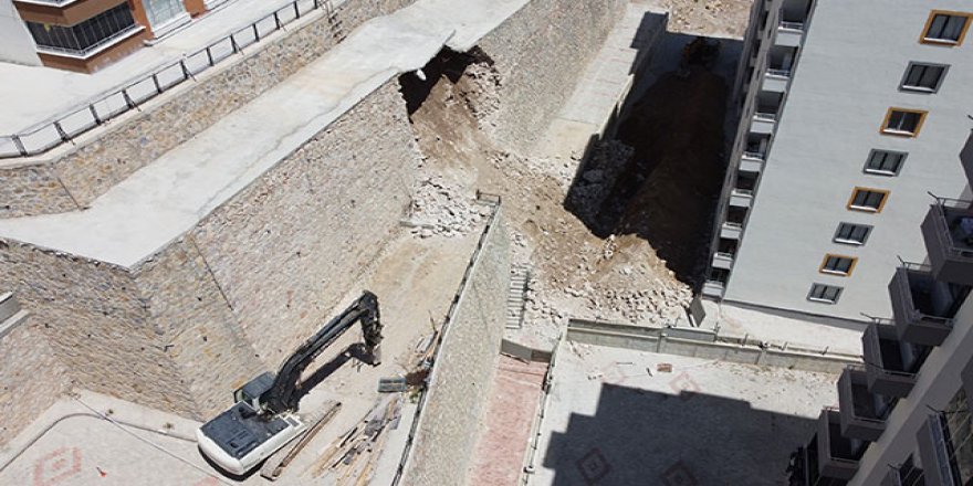 Tehlike oluşturan istinat duvarına kontrollü yıkım 