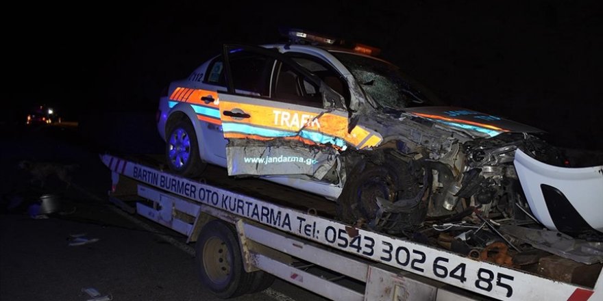 Bartın'da jandarma trafik aracı ile cip çarpıştı: 2'si uzman çavuş 4 yaralı