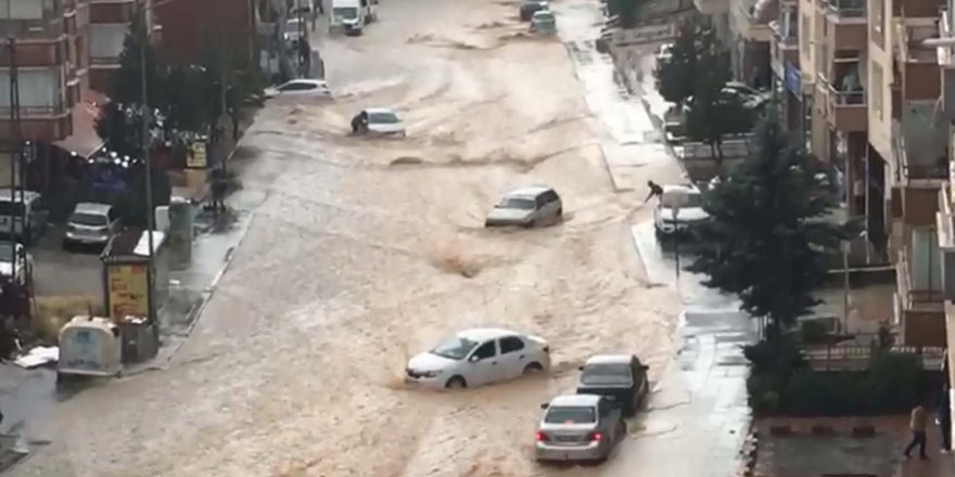 Ankara'yı sel vurdu