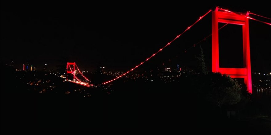 Türkiye'nin sembolleşmiş yapıları Türk Kızılay için kırmızı renkle aydınlatıldı