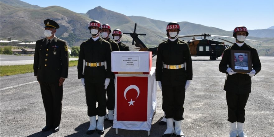Pençe Yıldırım Harekatı'nda şehit olan asker için Hakkari'de tören düzenlendi