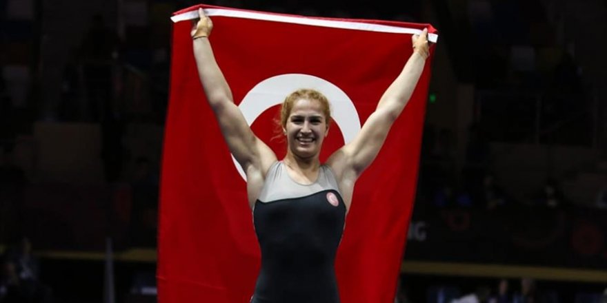 Milli güreşçi Buse Tosun'dan gümüş madalya