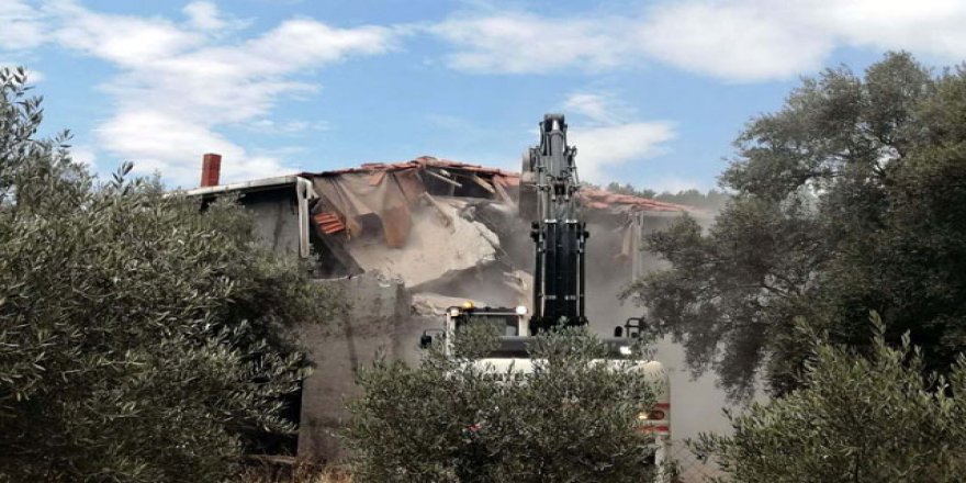 Akbük Koyu'ndaki kaçak yapılar yıkıldı