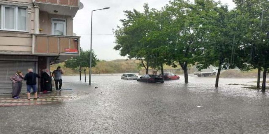 Sultangazi'de evleri su bastı