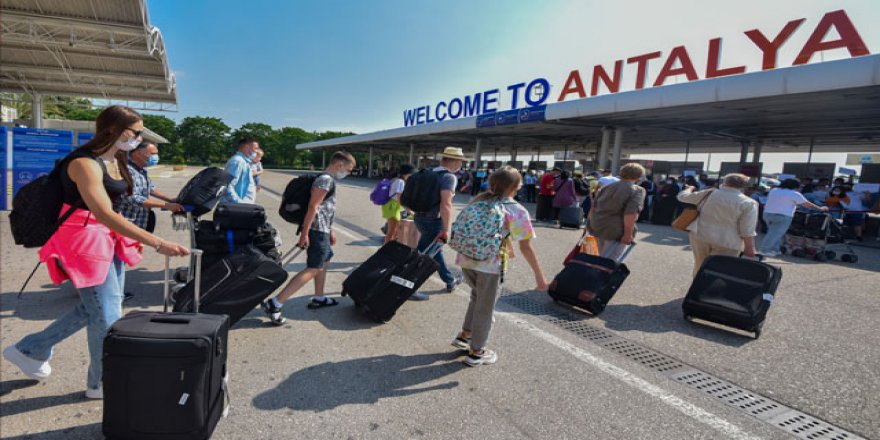 Antalya'ya 2 günde 20 bin Rus turist geldi